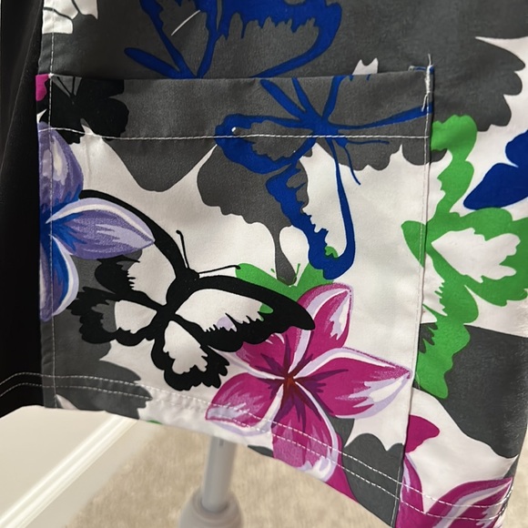 NEVERWORN woman’s scrub top - Picture 3 of 5